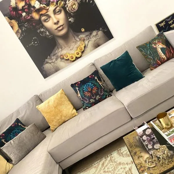 Barcelona Chic Apartments- Free Parking - 10 min BCN center by metro、バルセロナのホテル