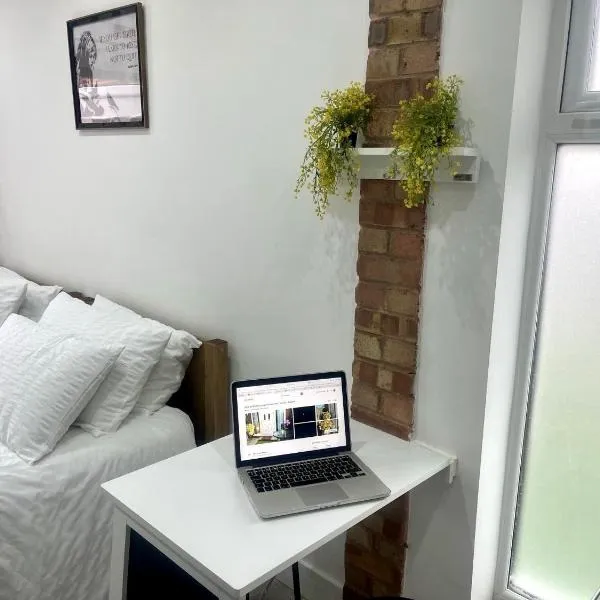 Great Studio near Airport - SUPER HOST 2 YEARS RUNNING!, hotel in Luton