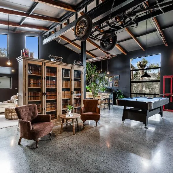 The Black Barn, hotel in Auckland