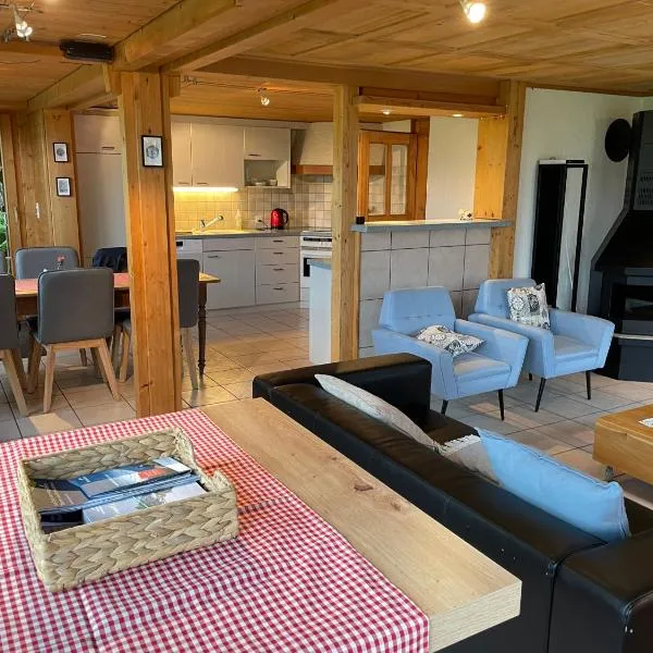 Edelweiss 4 Zi Ferienwohnung in Landhaus, Hotel in Frutigen