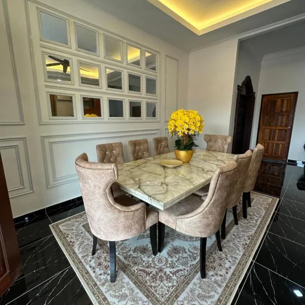 Rania Riverview Guesthouse #BestGuesthouseInTown #SpaciousLivingRoom #ModernClassicConcept #LuxuryDiningset #freeWifi #Netflix #FullyAircond #CozyPrayerSpace, hotel in Kuala Berang
