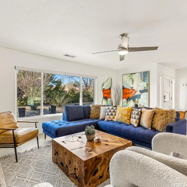 Trendy 3BR in Sedona: Hot Tub/Fire-pit /Central Location, hotel in Sedona