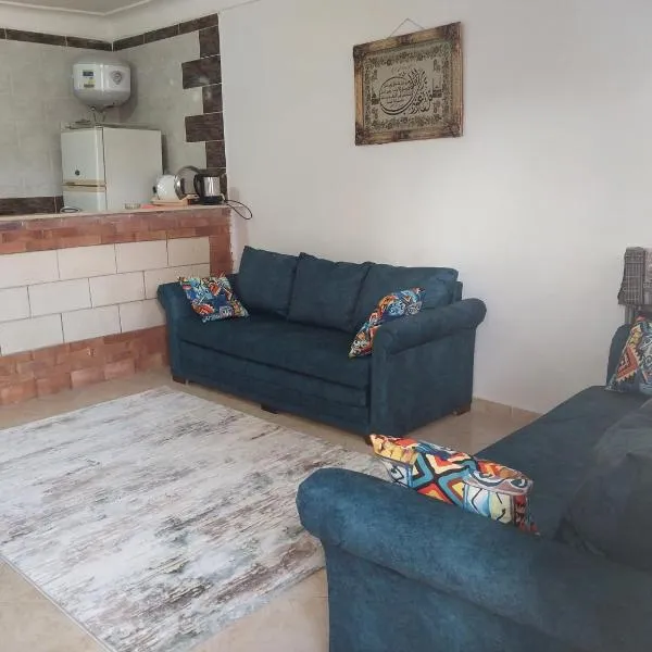 Beachside Chalet ,Sidi kerir, hotel in Abû Zeira