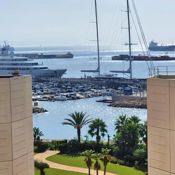 Fabulous studio apartment with aircon, parking and terrace ocean view, hotel v destinaci Gibraltar