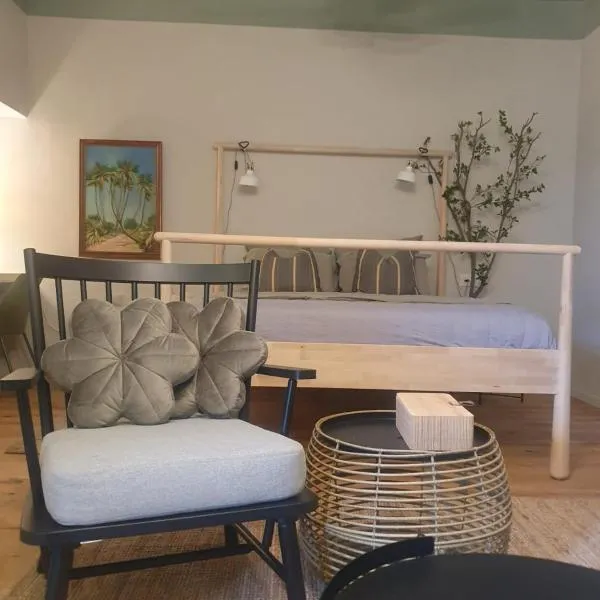 סוויטה על שביל הים, Hotel in Atlit