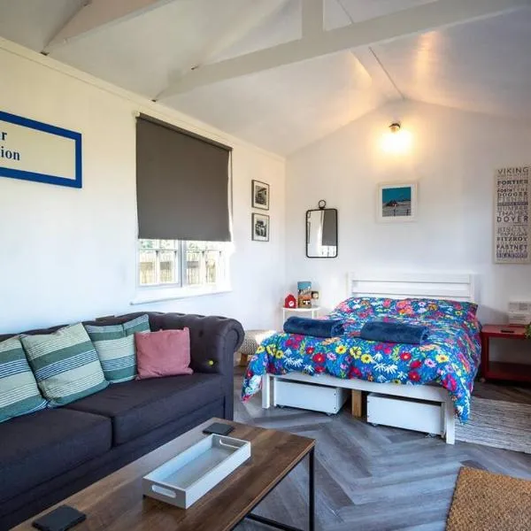 The Other Red Hut, hotel in Rye Harbour