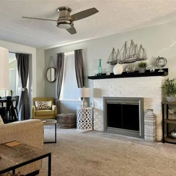 Lakeview - Lake Erie - Ashtabula, OH - 5 Min to GOTL - Fireplace- Deck - King Bed, hotel v destinaci Ashtabula