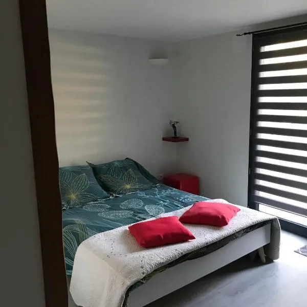 Chambre indépendante privée avec salle de bain, hotel in La Chapelle-dʼAngillon