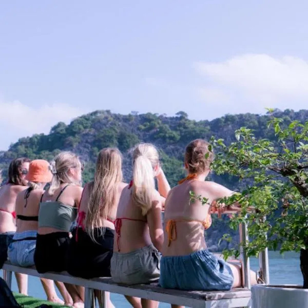 Brother Friendly - Gia Cat Long Hotel, hôtel à Cat Ba