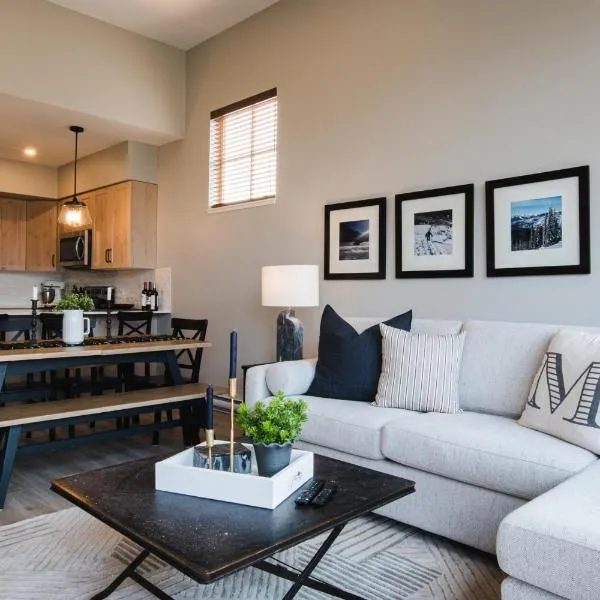 New! Luxury, Top Floor, Ski in/Ski Out, Private Hot Tub and Mountain Views, hotel in Sun Peaks