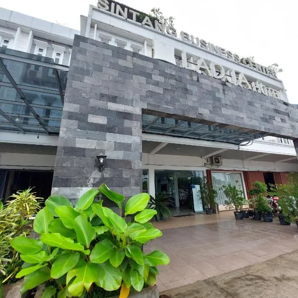Ladja Hotel Sintang, hotel in Sintang
