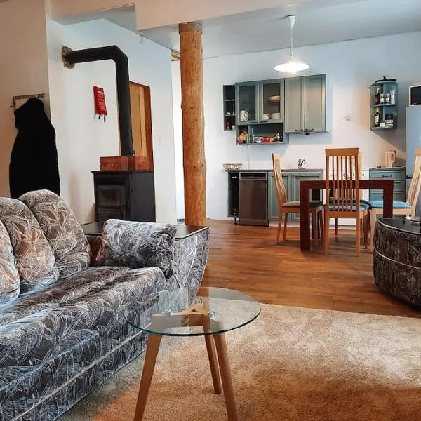 House with spacious garden and a simple sauna, hôtel à Põltsamaa