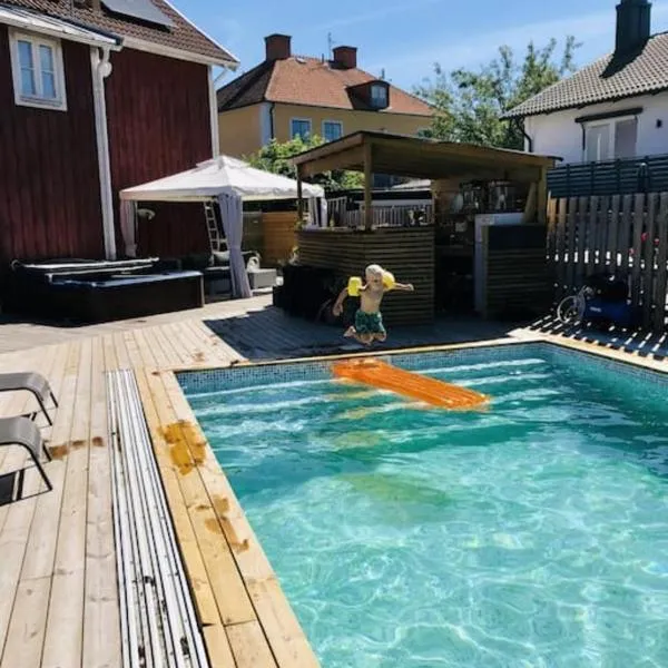 Central villa med extra allt. Pool, Bastu, Utekök, מלון בקלמאר