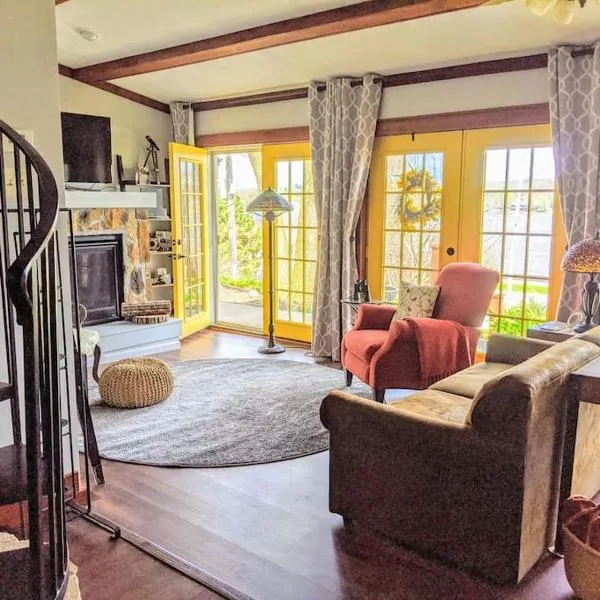 Cottage on the Mississippi Venue and dog friendly, Hotel in Le Claire