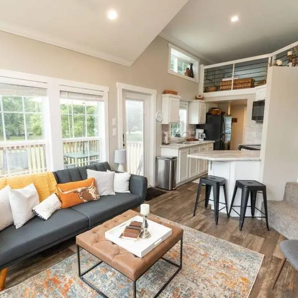 Pet friendly Tiny House Rental with new Access to Guadalupe River NBTX, hotel i New Braunfels