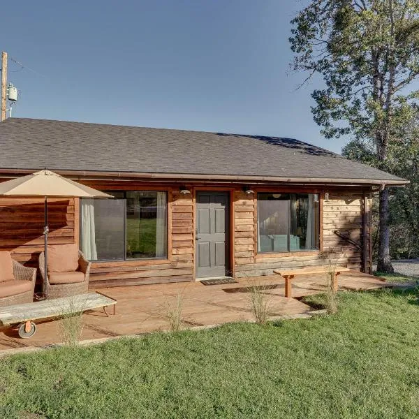 On-Site Winery and Tasting Room Oregon Bungalow!, hotell sihtkohas Central Point