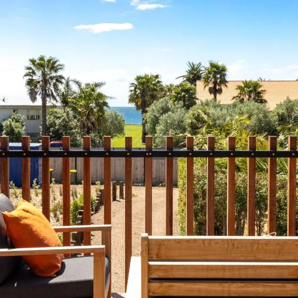 Onetangi Beach Stays Apartment - Coast & Country, hotel in Onetangi