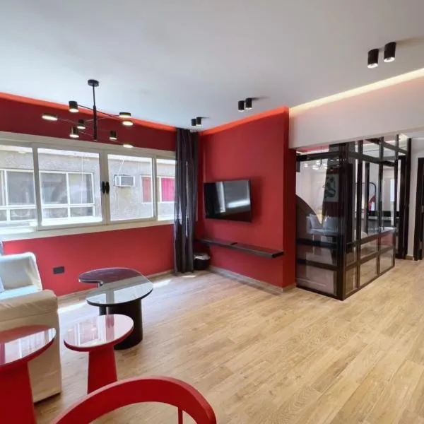 The 2 BDR Scarlet Condo 5 min to CAI Airport, hotel in Cairo