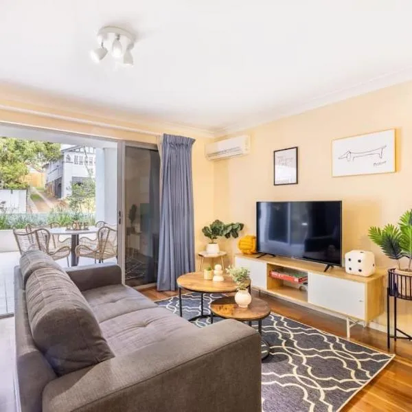 Vintage Glamour Nest 2BR Apt near CBD with carpark，位于布里斯班的酒店