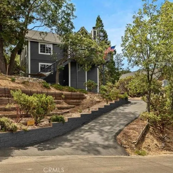 Charming Getaway Cabin, hotel en Lake Arrowhead