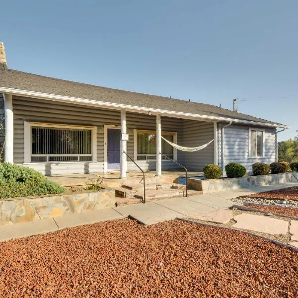 Waterfront Mariposa Vacation Rental w/ Hot Tub, hotel en Mariposa