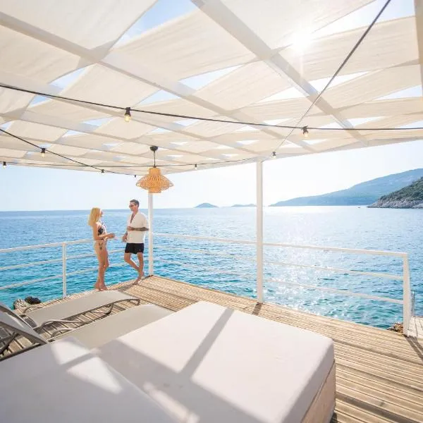 BEACHFRONT SARI VILLA WİTH PRIVATE SWIMMING POOL, hotel v destinaci Kalkan