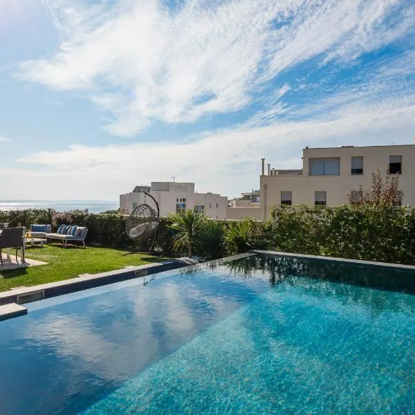 New LUXURY apartment with sea view and PRIVATE heated pool, 50m from the beach, hotel in Split