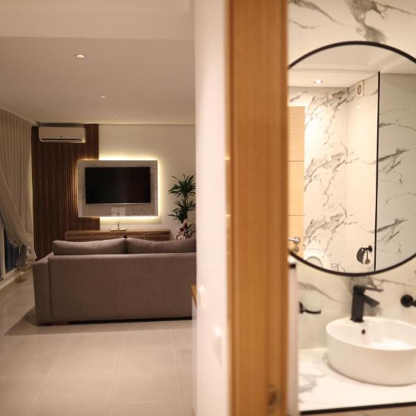 Cozy Apartment with Veranda Downtown, Casablanca