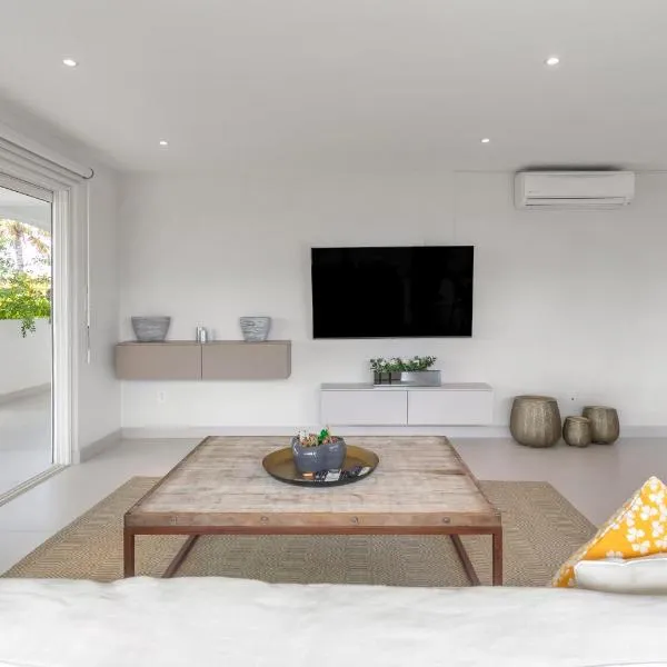 Maho Beach House - Modern 1 Bedroom Luxe, hotel v destinaci Maho Reef