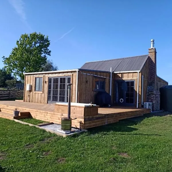 Renagour Cottage - Farmstay with Hot Tub!, hotel v destinaci Whanganui