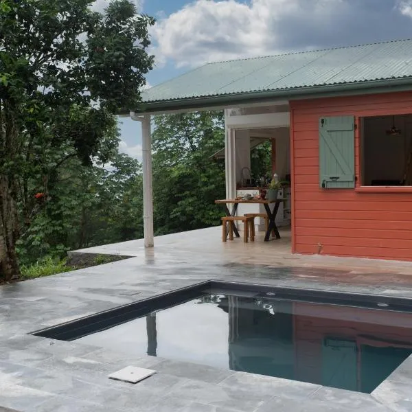 Viesnīca Lodge traditionnel et sa piscine vue mer pilsētā Galocha
