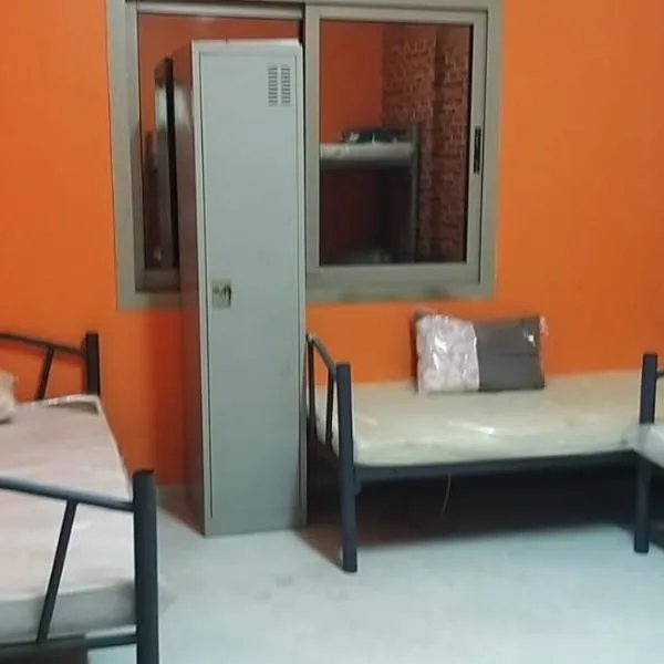 Executive Sharing Bed With Other Male Guests, hotel v destinaci Sharjah