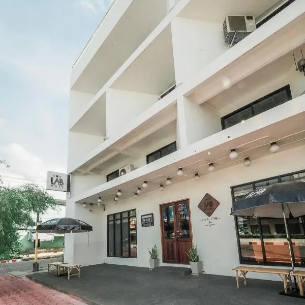 Labkoff cafe and Hostel, hotel in Kanchanaburi