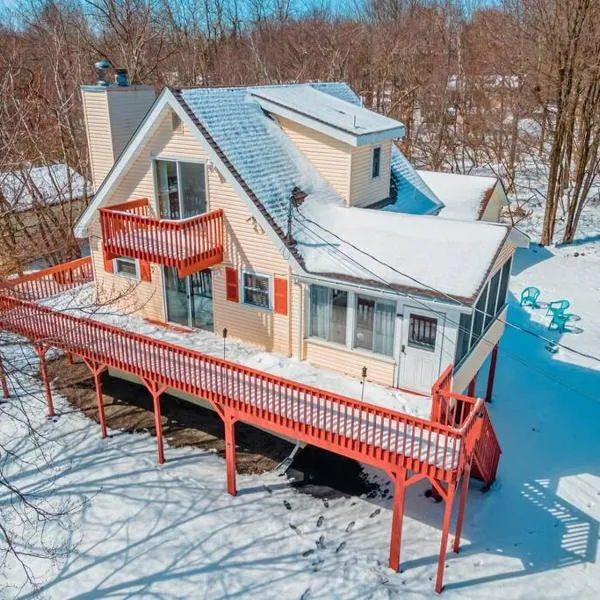 PoconoChalet-Hot Tub-Grill-Firepit-Games, hotel a Long Pond