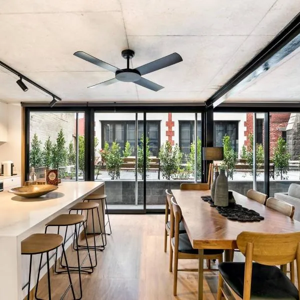 A Designer's Dream in the Heart of Trendy Fitzroy，位于墨尔本的酒店