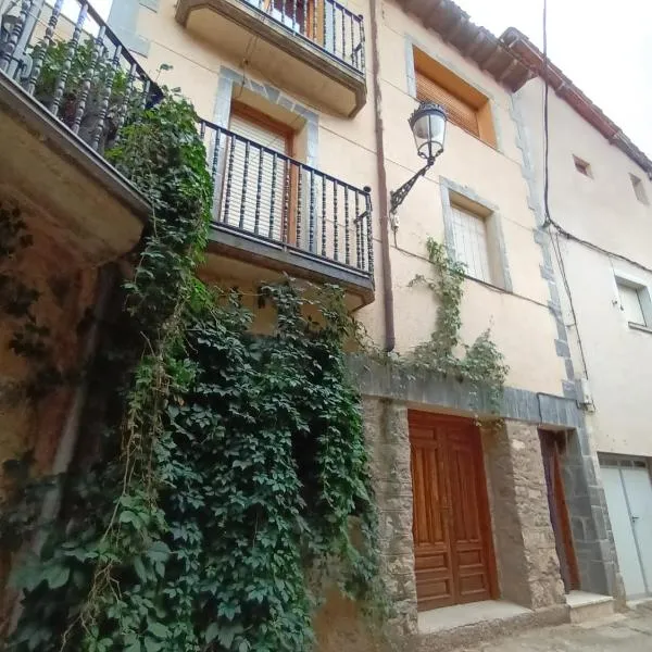 Zabala, entrañable y auténtica casa de pueblo en Anguiano, hotel in Anguiano