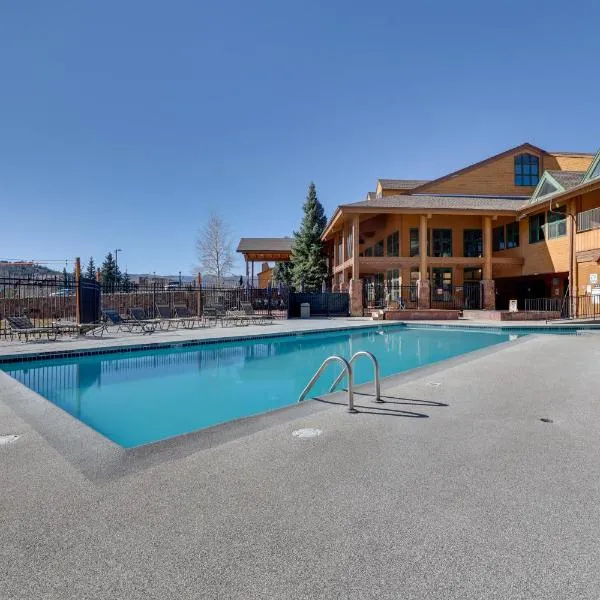 Private Balcony & Mtn Views: Granby Studio!, hotell sihtkohas Granby