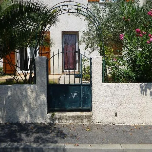 Beau F2 rdc entier 40m2 calme terrasse jardin parking gratuit sur place, hotel v Montpellier