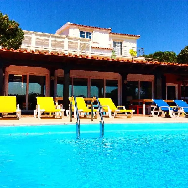 FreeSurfCamp & Hostel、ペニシェのホテル