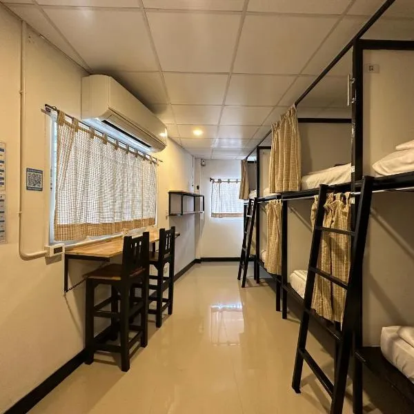 Blue Flow Hostel, hotel in Phi Phi Islands