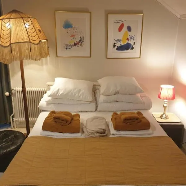 Ljus vindslägenhet- Nära Centralstationen, hotel in Umeå