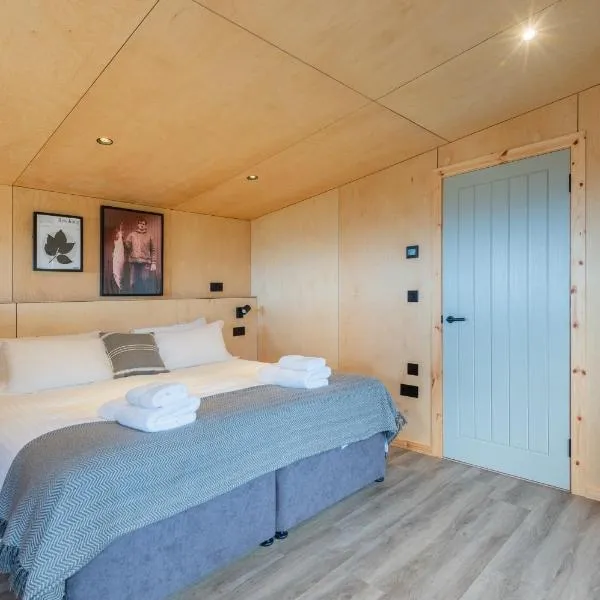 Rustic Cabins, sea views from rewilded farm with Highland Cows, Hotel in St Andrews