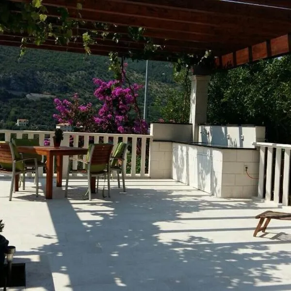 Apartments Husanovic, hotel in Mokošica