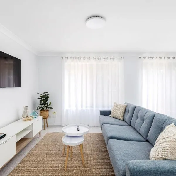 Port Stephens Spacious Townhouse, hotel en Salamander Bay