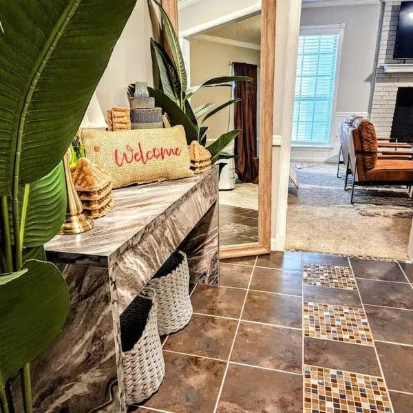 VillaQuèFrancia near Elvis Presley's Graceland 6 mins from Airport, Shuttle, & Rental Vehicle, hotel in Memphis
