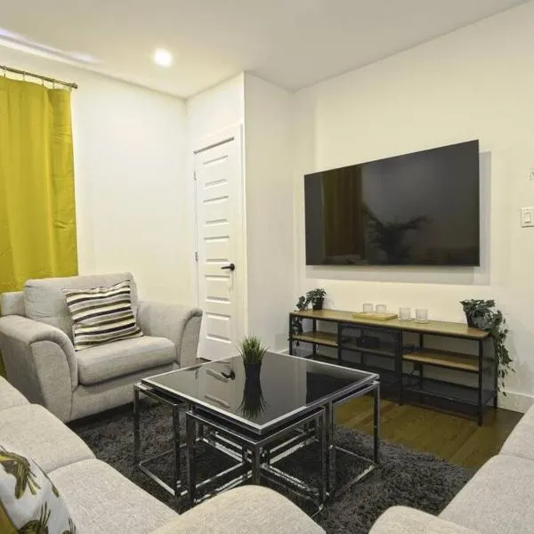 Downtown Prestige: Parking, King Bed, Sleeps 6, hotel in Sherbrooke