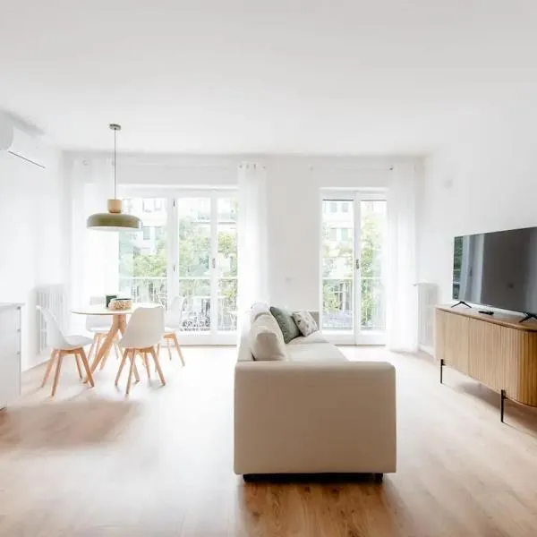 Luxury 2 bedroom Apartament, close to San Siro, Fiera and 10 min metro to Duomo, hotel in Milan