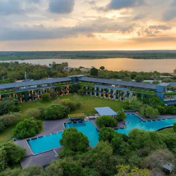 DoubleTree by Hilton Weerawila Rajawarna Resort, hotel di Weerawila