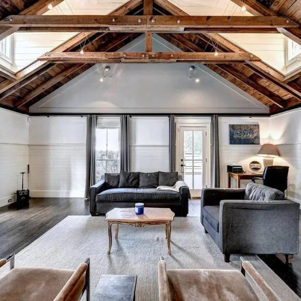 Modern Farm house in heart of the City- Sleeps 12 – hotel w Atlancie