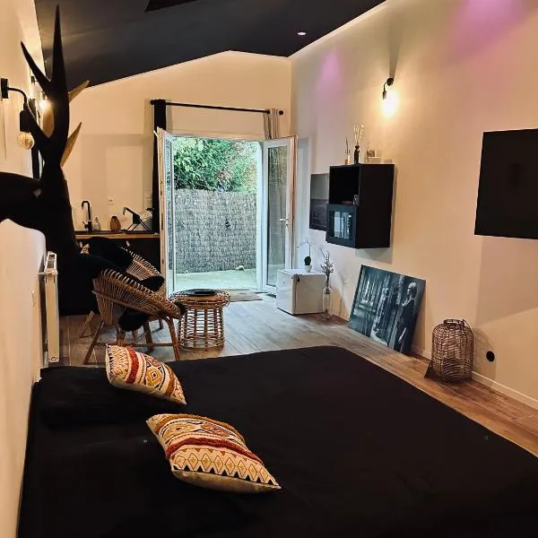 Apt 35 m2 Baignoire Balnéo terrasse privée, hotel in Amfreville-la-Mi-Voie